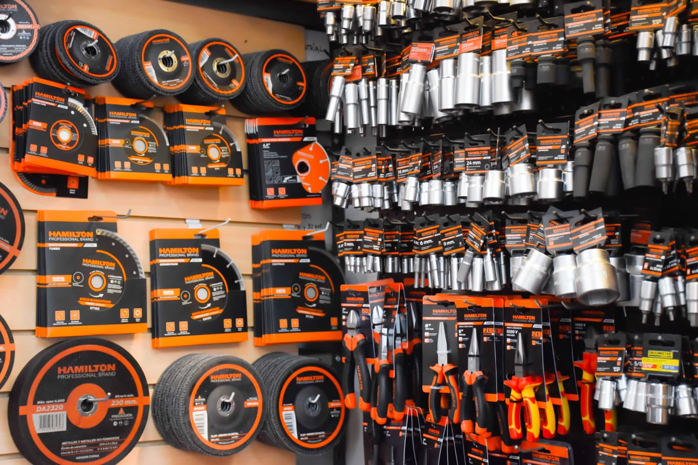 Exhibidor con discos de corte, mechas y accesorios para amoladora