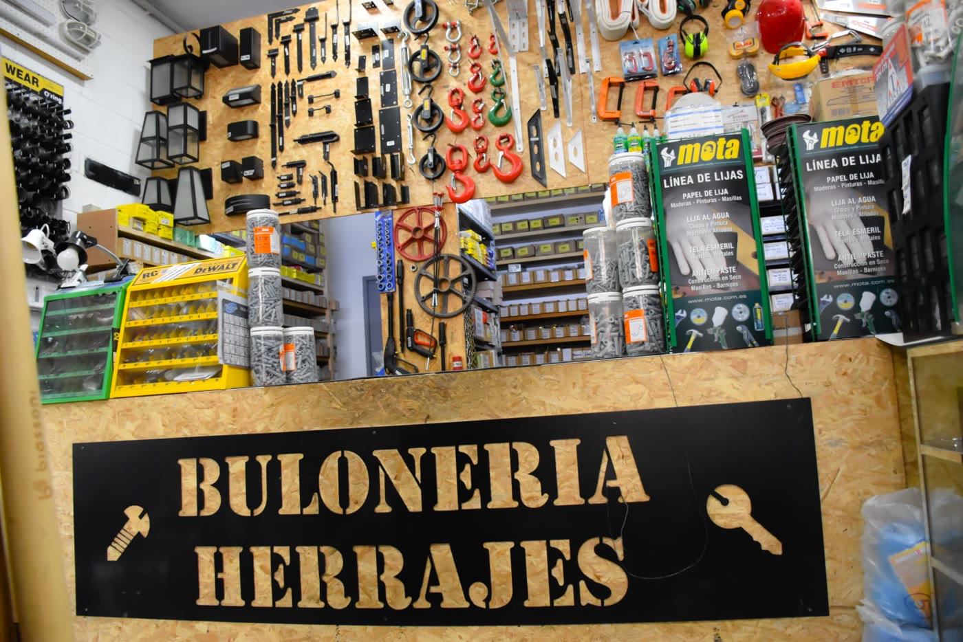 Sector de bulonería y herrajes del local, con su cartel de madera