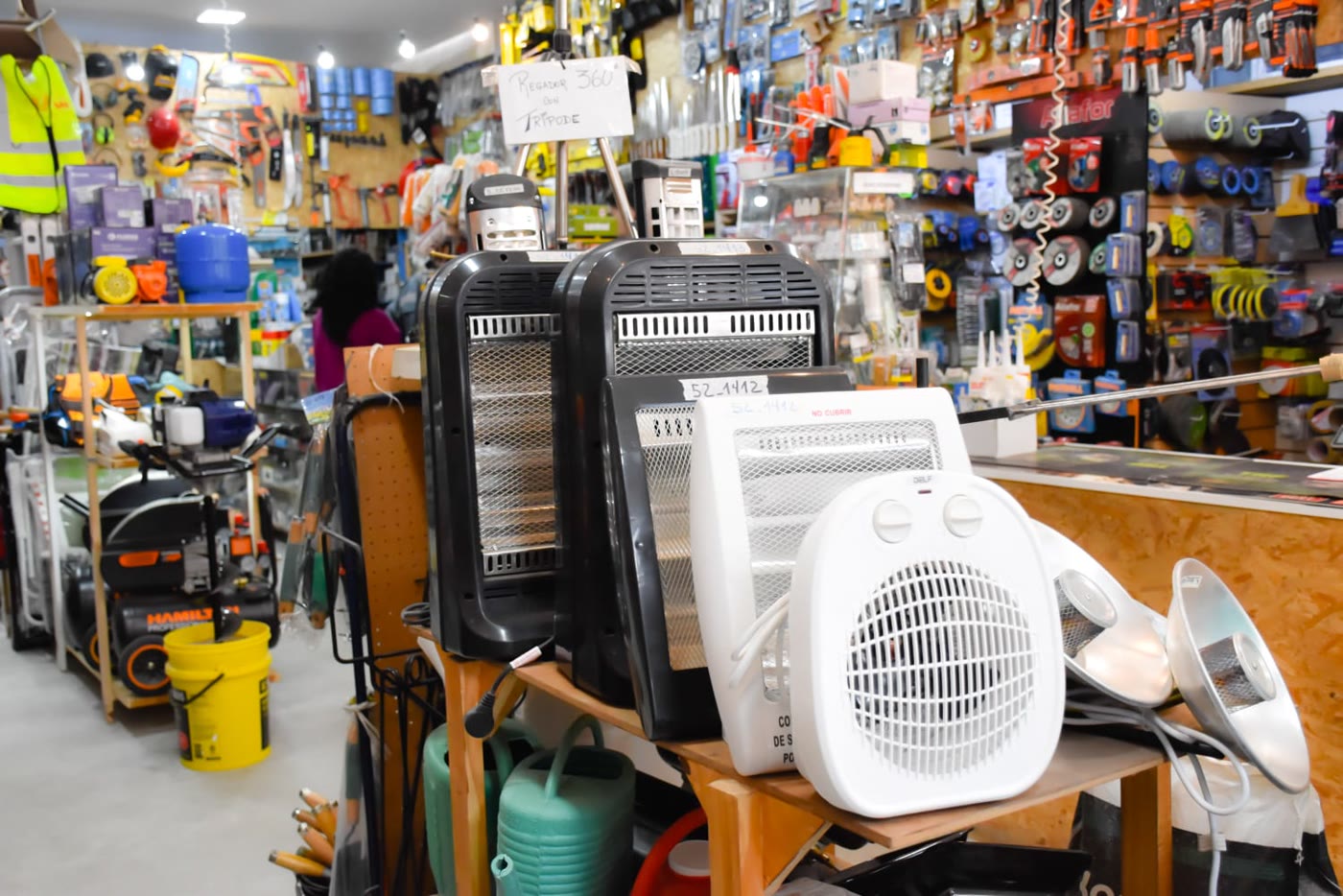 Estufas eléctricas y caloventores exhibidos sobre el mostrador del salón