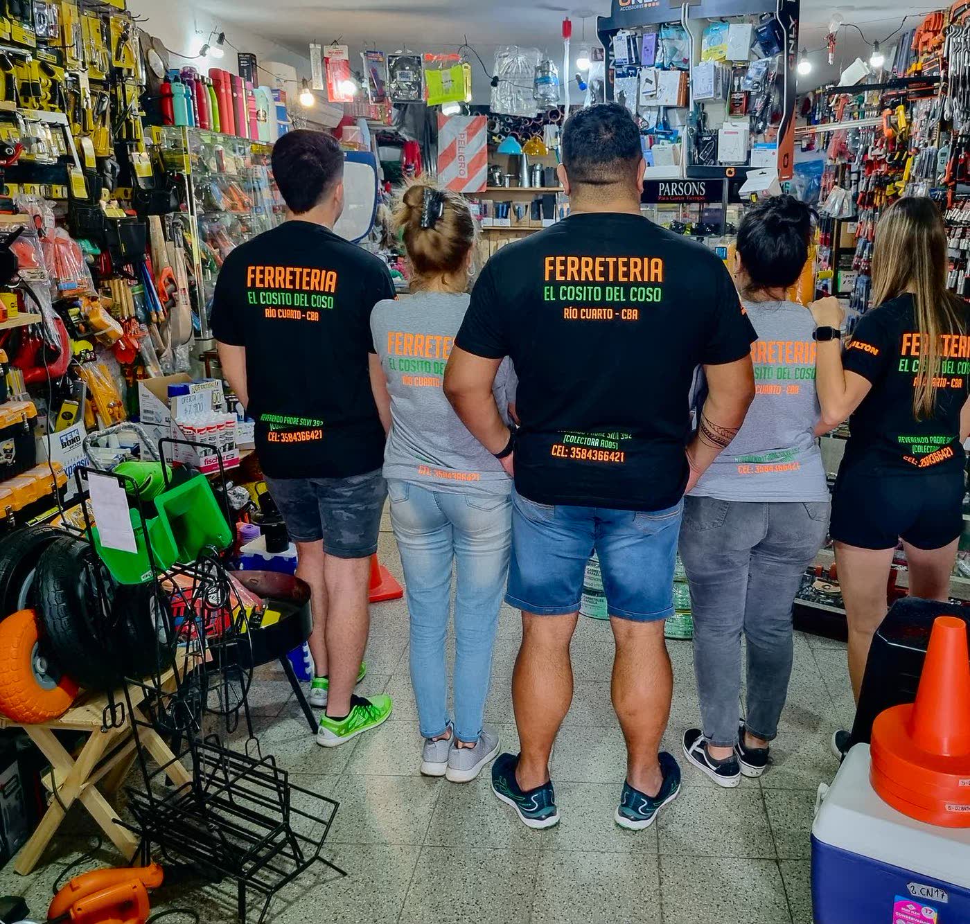 El staff de la ferretería con las remeras del local