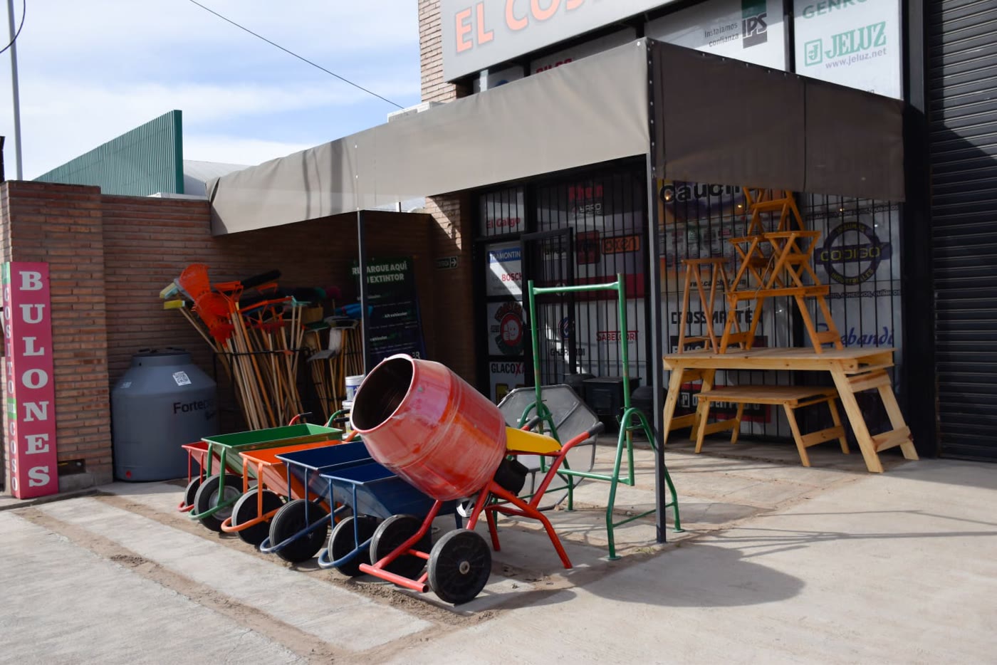Vereda del corralón con las escaleras y los caballetes exhibidos