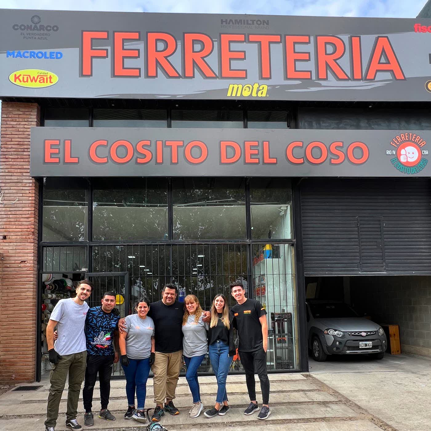 El equipo del local en la puerta de Ferretería El Cosito del Coso