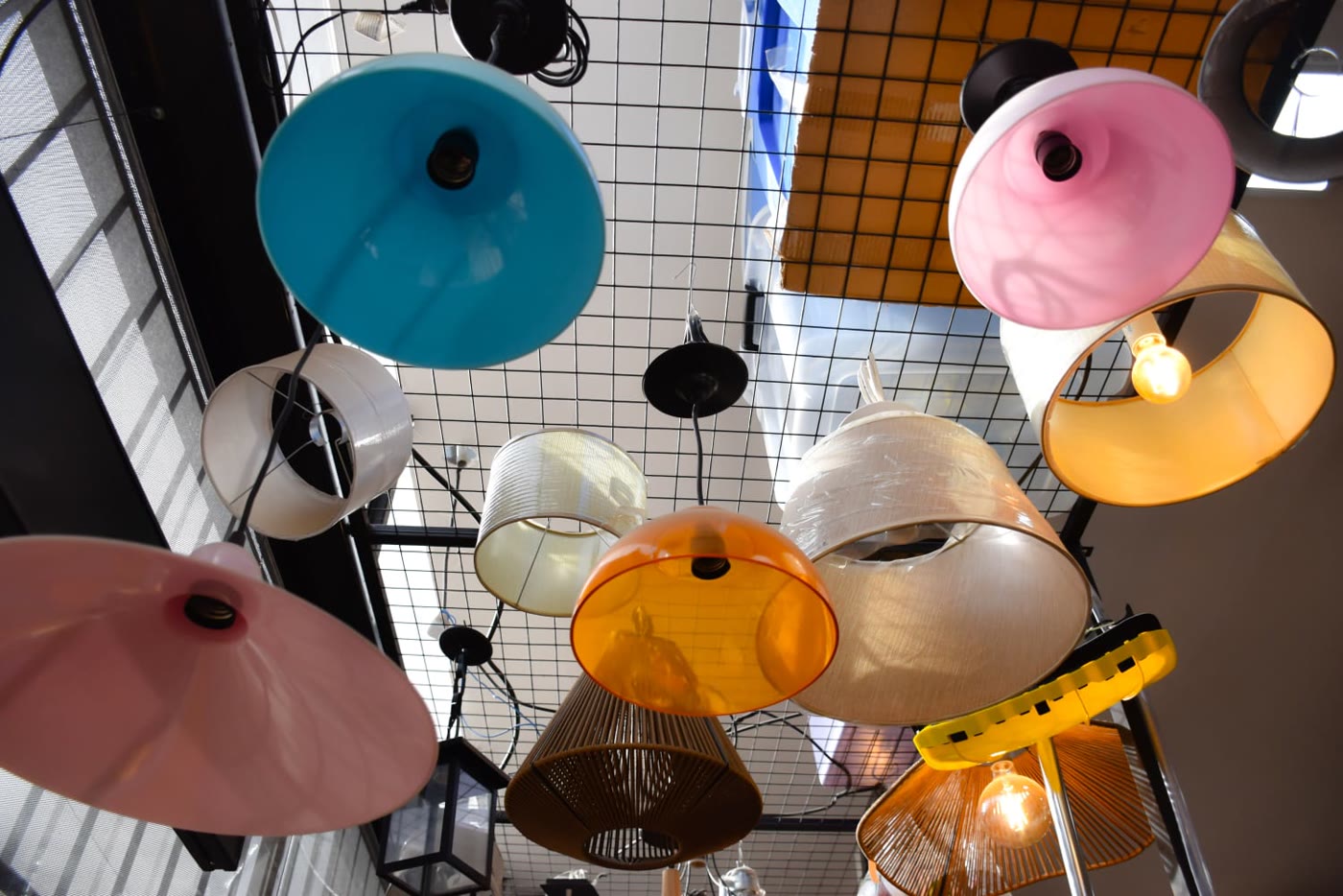 Artefactos de iluminación colgantes de colores exhibidos en el local