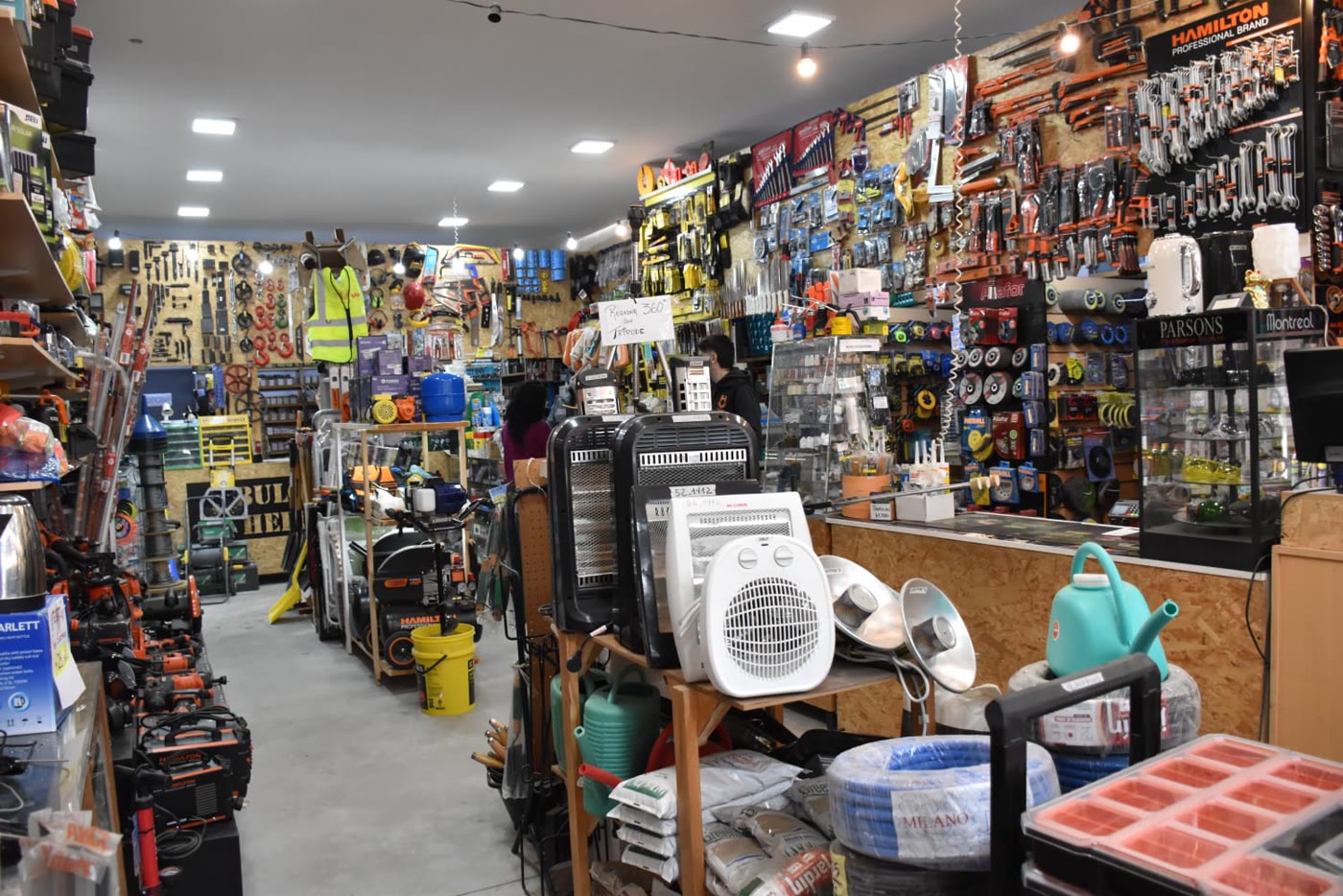 Salón de El Cosito del Coso visto desde la puerta, con las góndolas cargadas