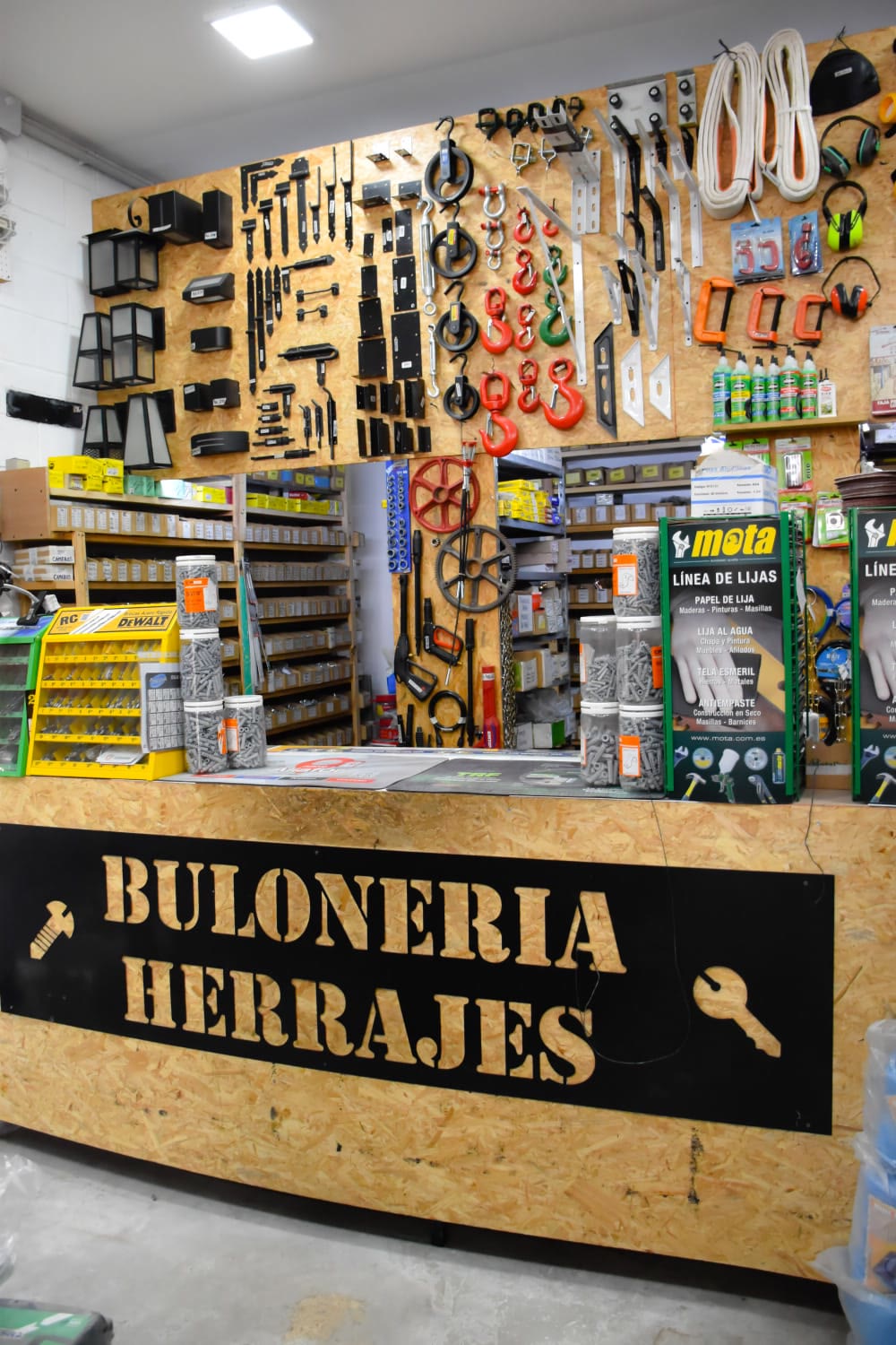 Pared de herramientas manuales sobre el sector de bulonería y herrajes