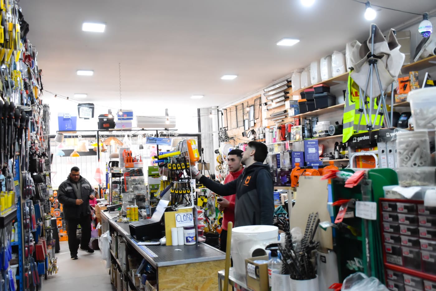 Pasillo del local con clientes siendo atendidos en el mostrador