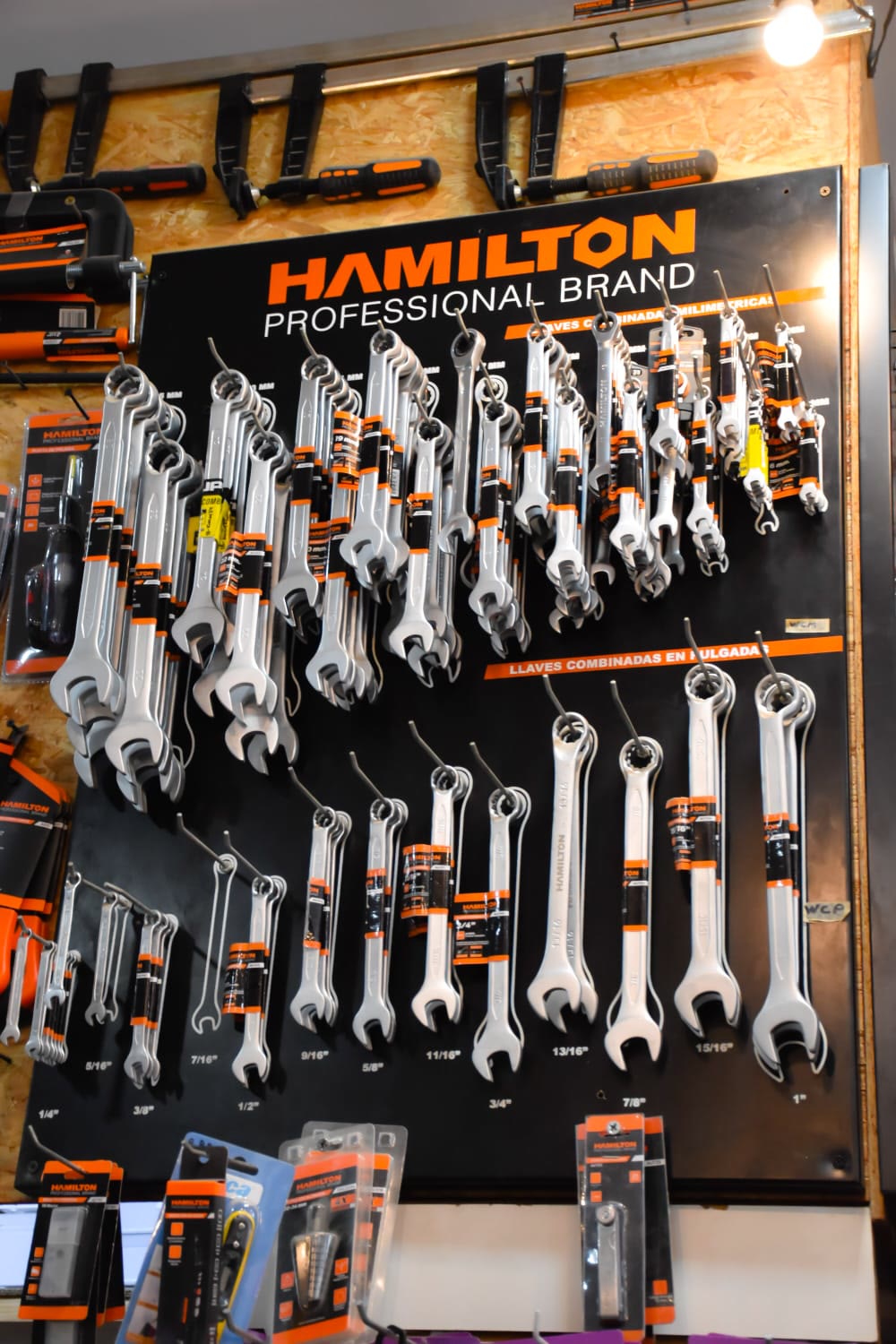 Pared con juegos de llaves combinadas y ajustables de la marca Hamilton