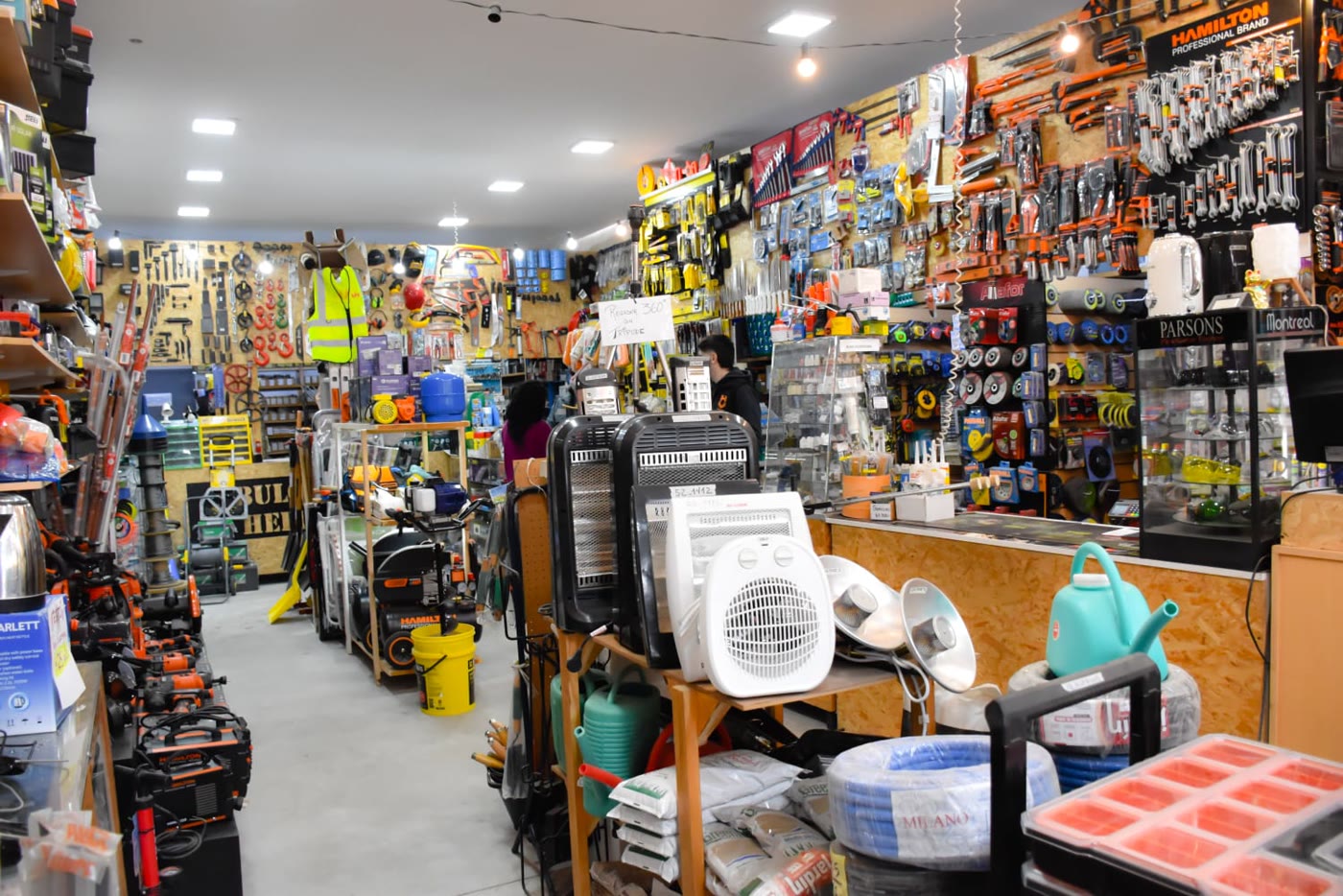 Salón del local con las góndolas y el mostrador al fondo